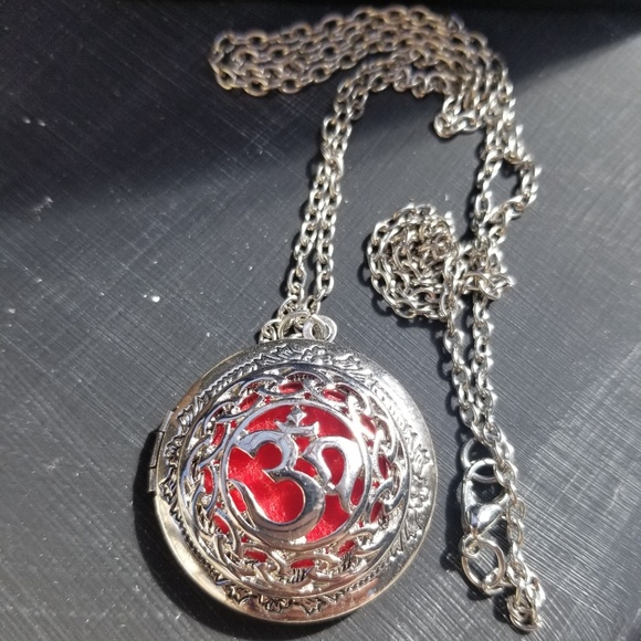 Om Locket Necklace for essential oil diffuser - Picture 2 of 4